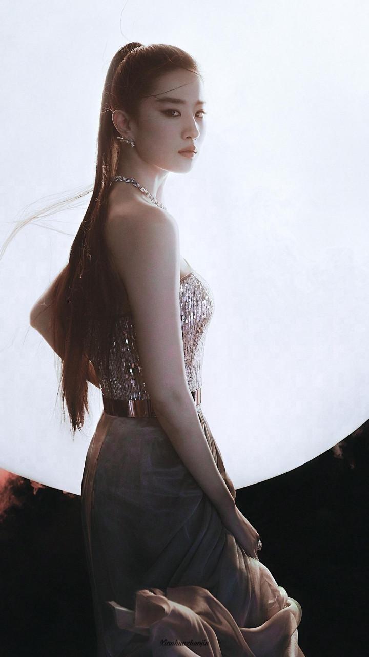 刘亦菲戴4000万项链出场，却被嘲笑体态不佳，“神仙姐姐”翻车？
刘亦菲在宝格丽