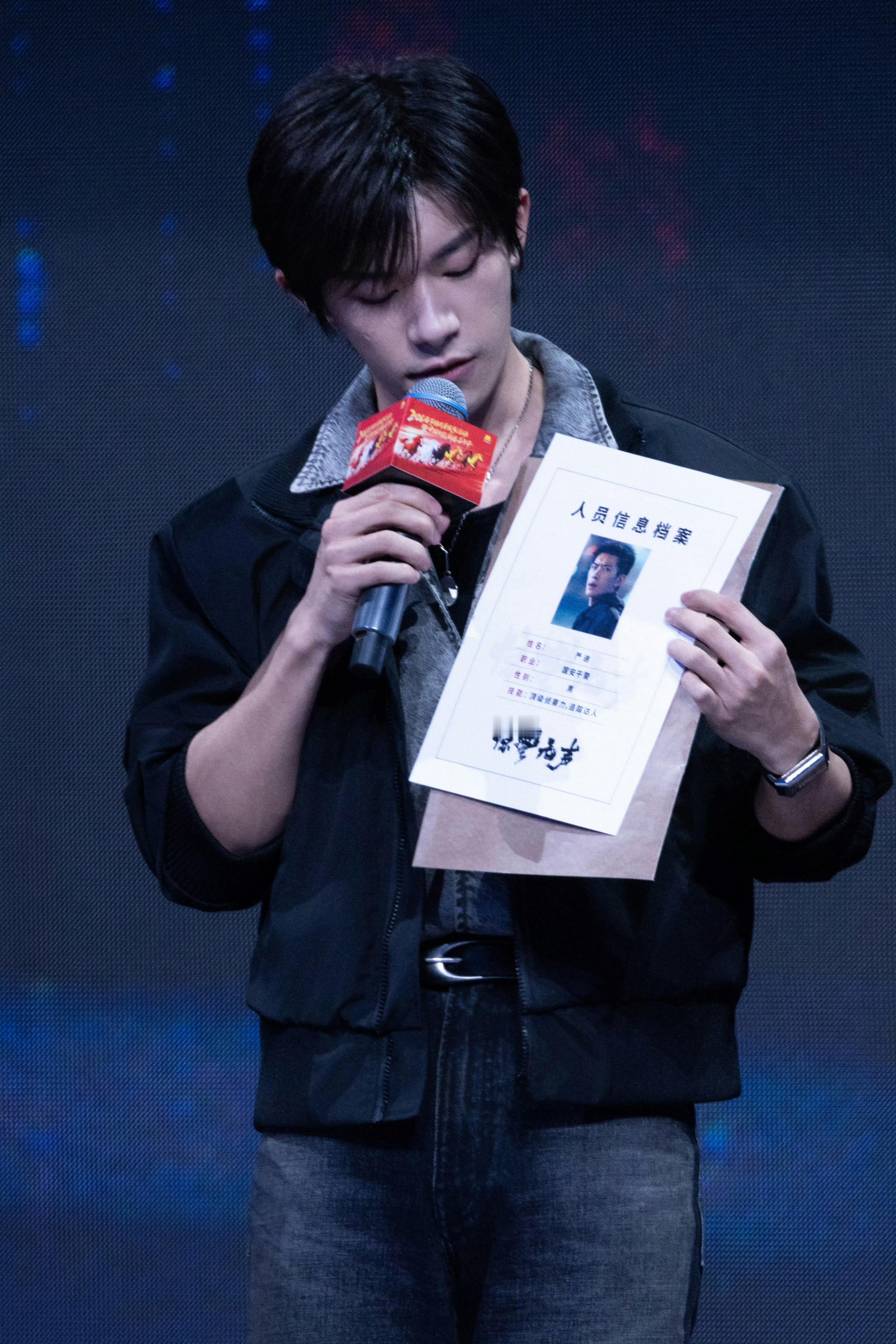 易烊千玺 × 电影惊蛰无声 春节档电影片单发布会张艺谋说易烊千玺很沉稳从容