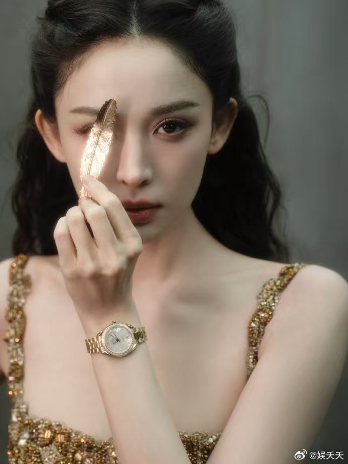 娜扎下车美到我词穷了 被娜扎的下车图美晕了！一袭金色礼裙摇曳生姿，贵气与仙气完美