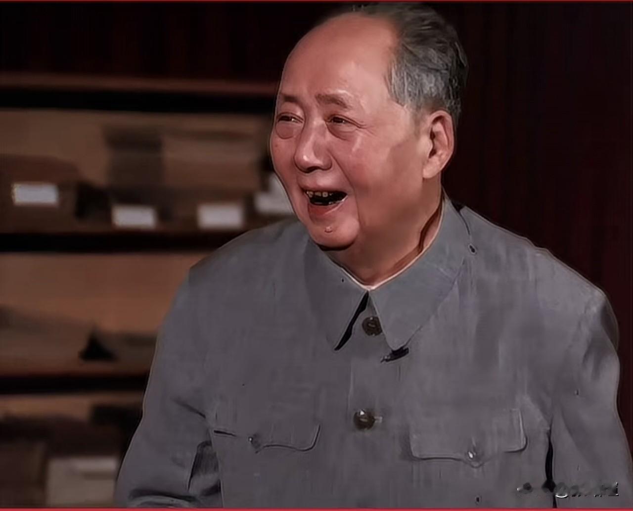毛主席一笑，如阳光普照，亲切和蔼，直暖人心。