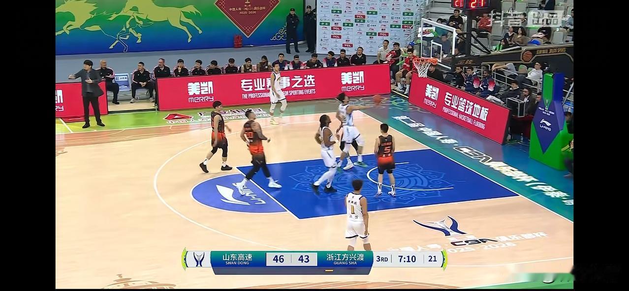俱乐部杯赛山东新援琼斯首秀，17分14篮板4盖帽助球队97-76战胜广厦男篮，凭