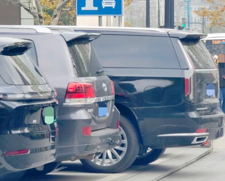 理想L9说自己是全尺寸SUV，结果在大型SUV丰田兰德酷路泽和长度近6米的凯雷德