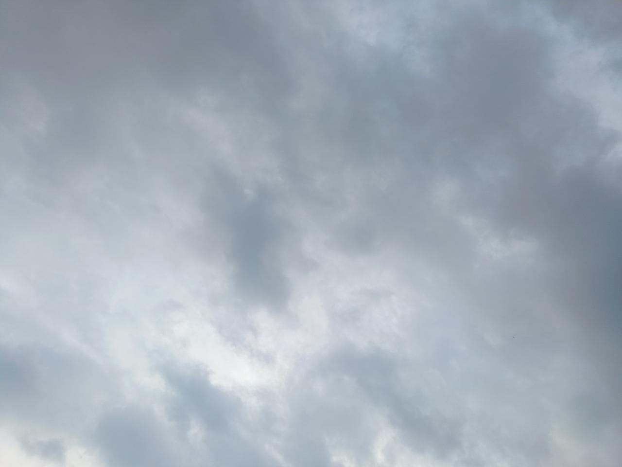 随手拍一张天空照抬头仰望天空，不管是晴空万里还是乌云滚滚，都是别具一格的景色！