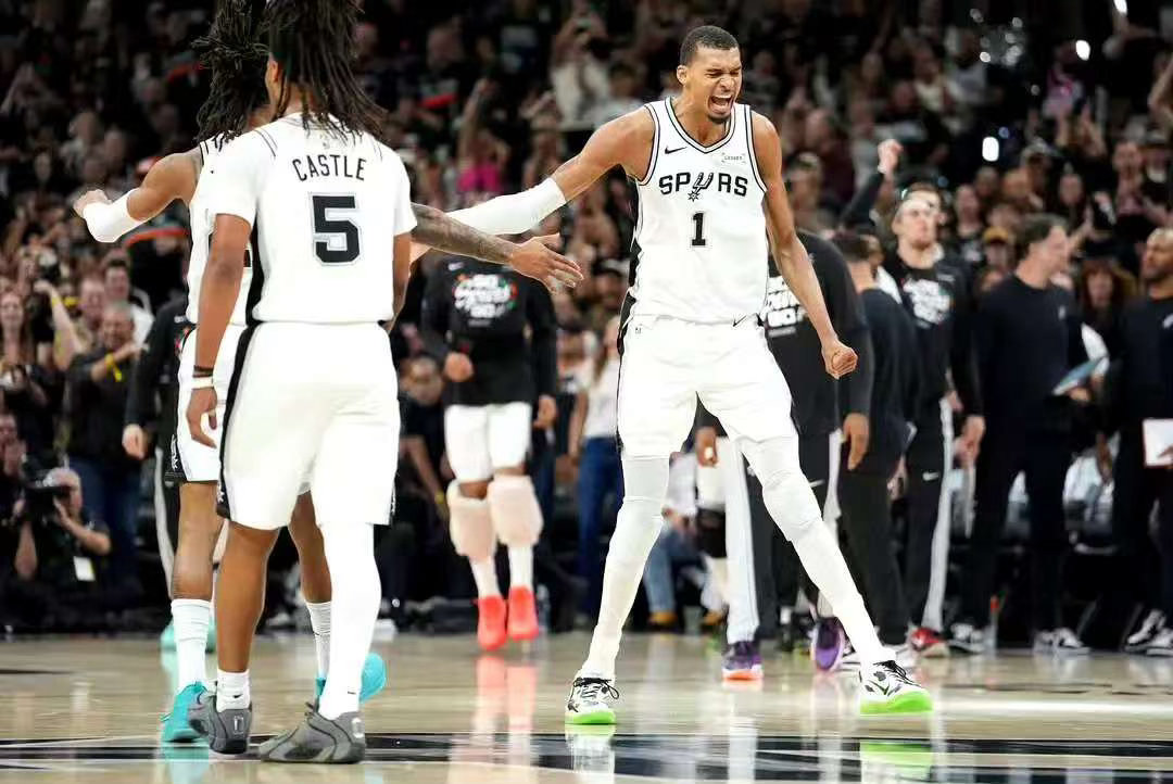 马刺全员皆可出战西决G6迎战雷霆明日NBA西部决赛G6，马刺将在主场迎战雷霆。据