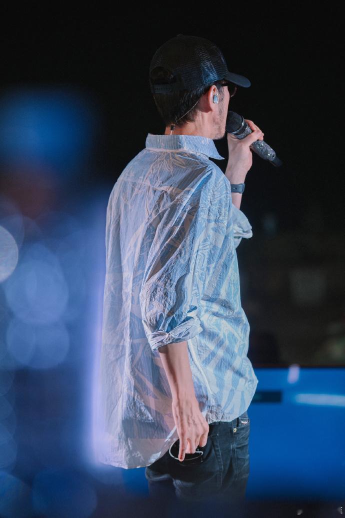 #周传雄武汉音乐节合唱##周传雄把音乐节开成演唱会# ​​​周传雄的歌声充满了力