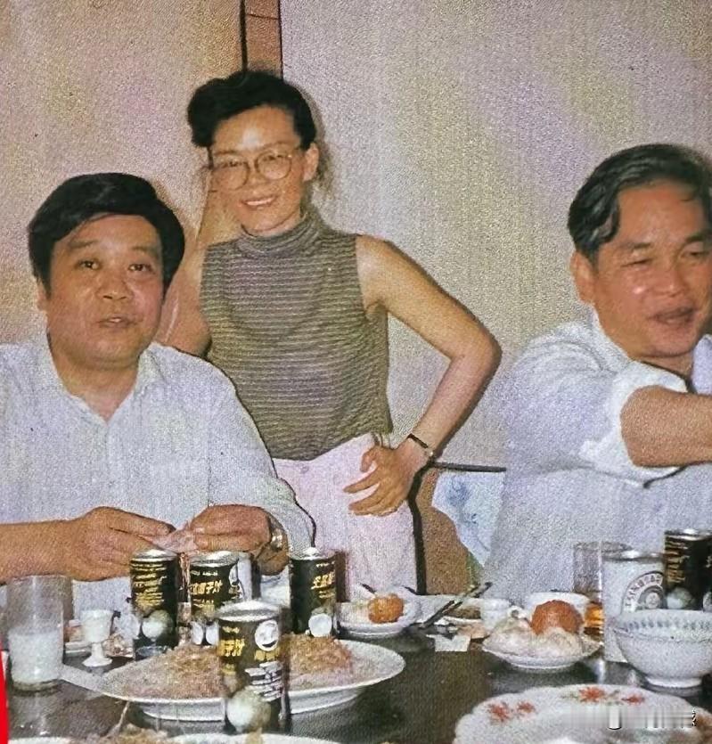 赵忠祥老师年轻的时候，头发特别的黑，特别的浓密，脸膛也特别的宽阔，一看就像是一个