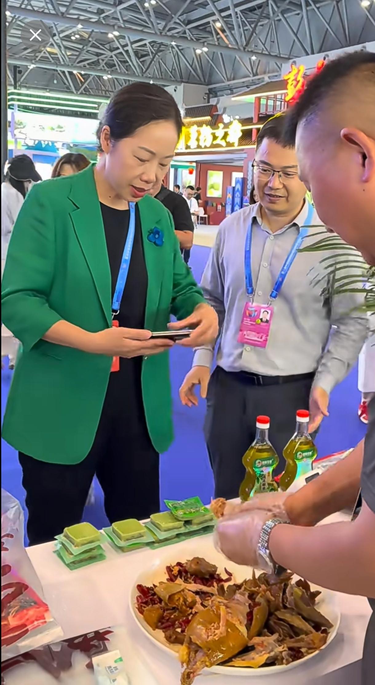 接地气、没有架子的美女书记，经常深入群众，自掏腰包购买当地特产，老板很开心。