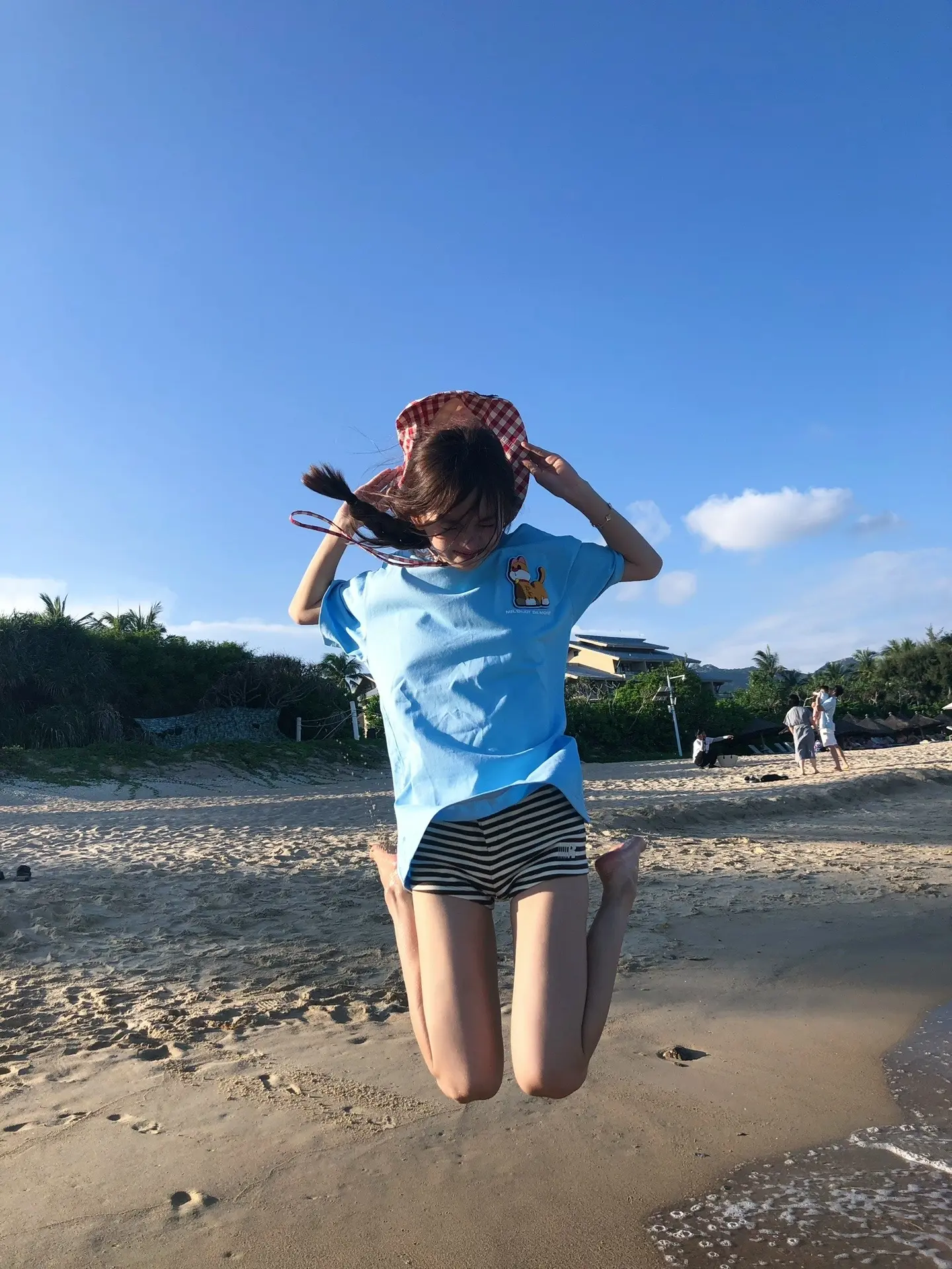 你长得很普通甚至很一般 但你的性格活泼孩子气 导致前面那些反而成为你的加分项