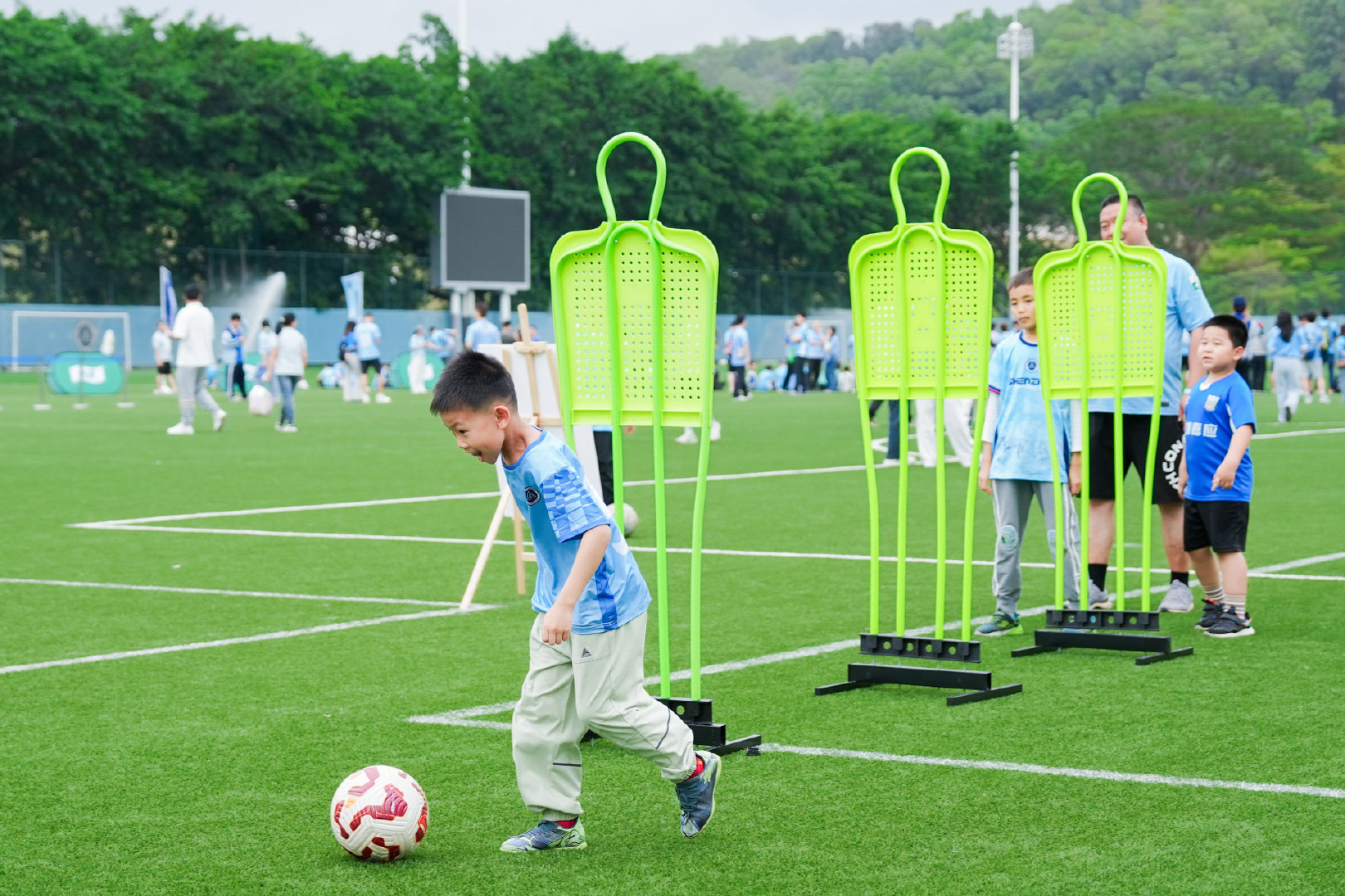 场边不止有足球互动游戏先热起来🔥深圳新鹏城 新鹏城的2026