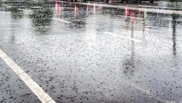 强降雨天道路能见度低、路面湿滑易打滑，公安部交管局的这份提醒刚好踩中当前出行安全