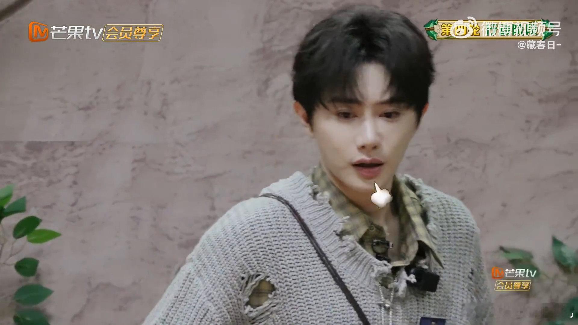 王佑硕这一刻孤独达到了顶峰 从中心位到边缘吃瓜，距离不过几步，心境却天差地别，王