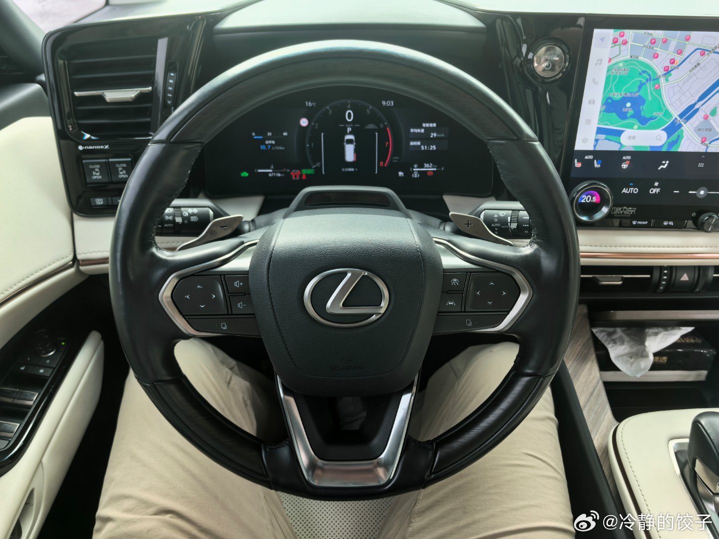 雷克萨斯LM这主驾真是给司机设计的腿部横向空间紧紧巴巴膝盖贴着console座椅