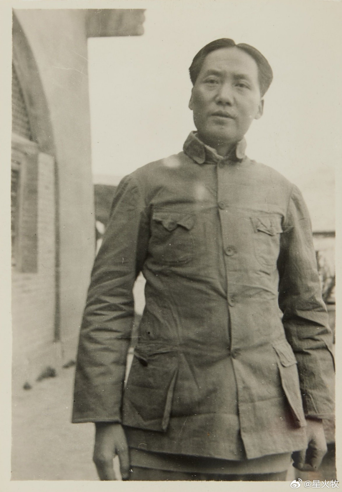 君子之德风，小人之德草，草上之风必偃。大意是说，君子（上层之人）的德行好比是风，