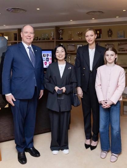 日本皇室女性多数都挺逆来顺受的，彬子女王是个例外。

难道就因为她舅是麻生太郎？