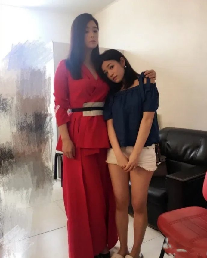 陈妍希靠在蒋欣胸上两人还真是最萌身高差！ ​​​