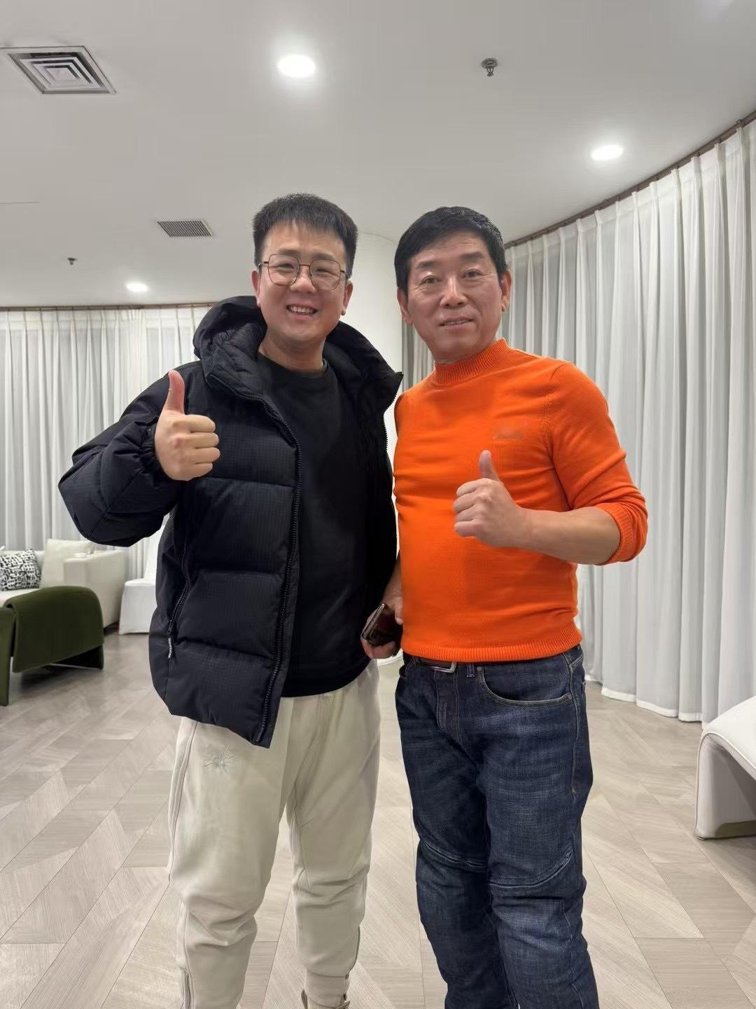 老魏喜欢艳色衣服 我看出来了[doge]我要见魏总  ​​​
