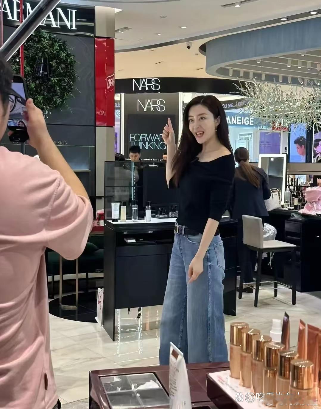郭富城的前女友熊黛林，嫁入豪门还这么努力，每天都在拼命直播 ​​​