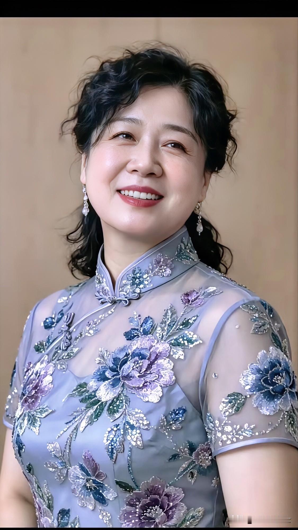 把自己活成一道光，因为不知道，谁会借着你的光，走出黑暗。

一位驼着九十度背的老