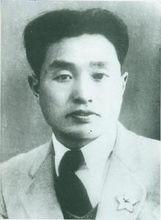 1987年，国防部长张爱萍正要开会。突然，哨兵拦住她的车，轻声汇报：“门口有位农