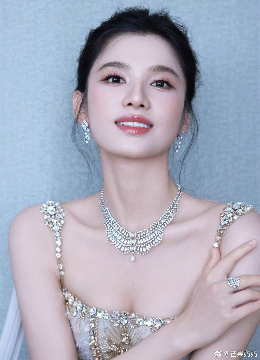 张婧仪比珠宝还要绚烂的一张脸