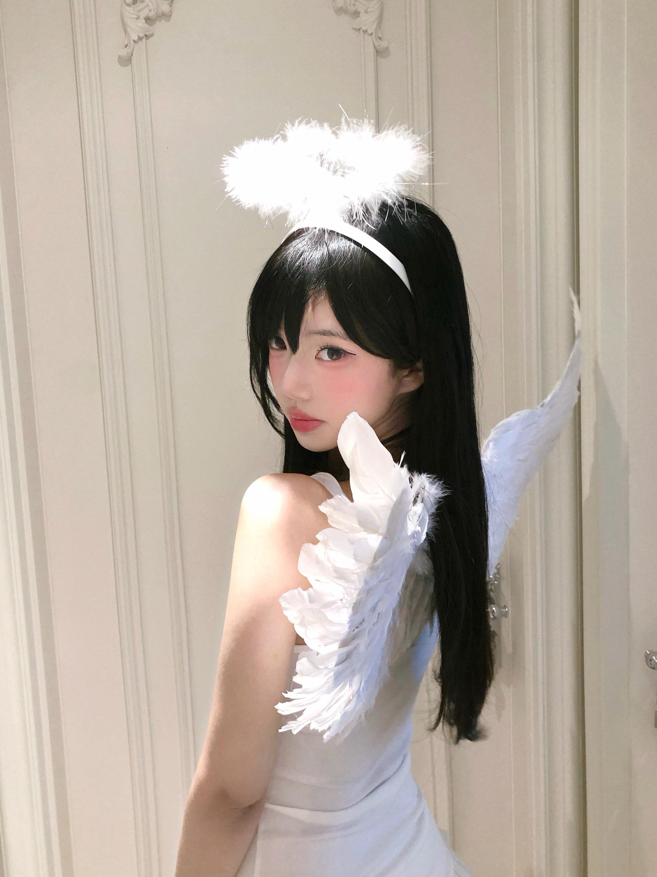 纯白。