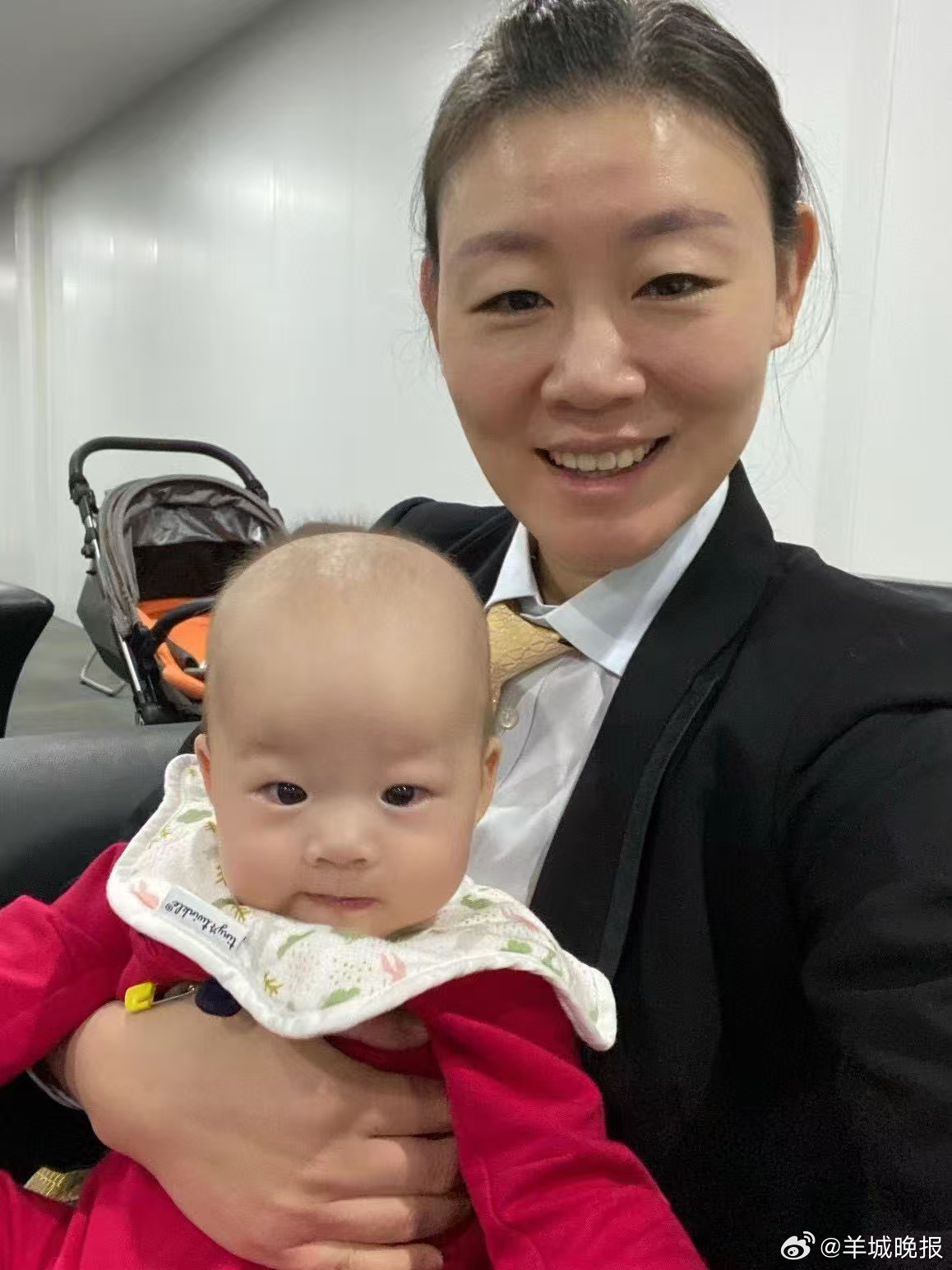 【奥运冠军妈妈也逃不开哺乳困境：带娃出差全靠一条哺乳巾】从雅典奥运跆拳道金牌得主