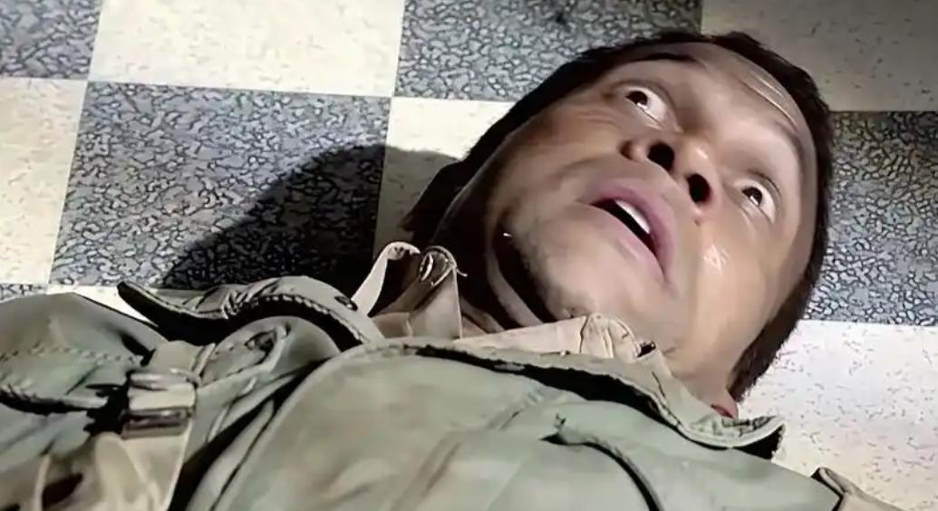 一位老兵曾分享过战场“验尸”秘诀：男“尸”裆、女“尸”胸猛踩。

可能很多人听了