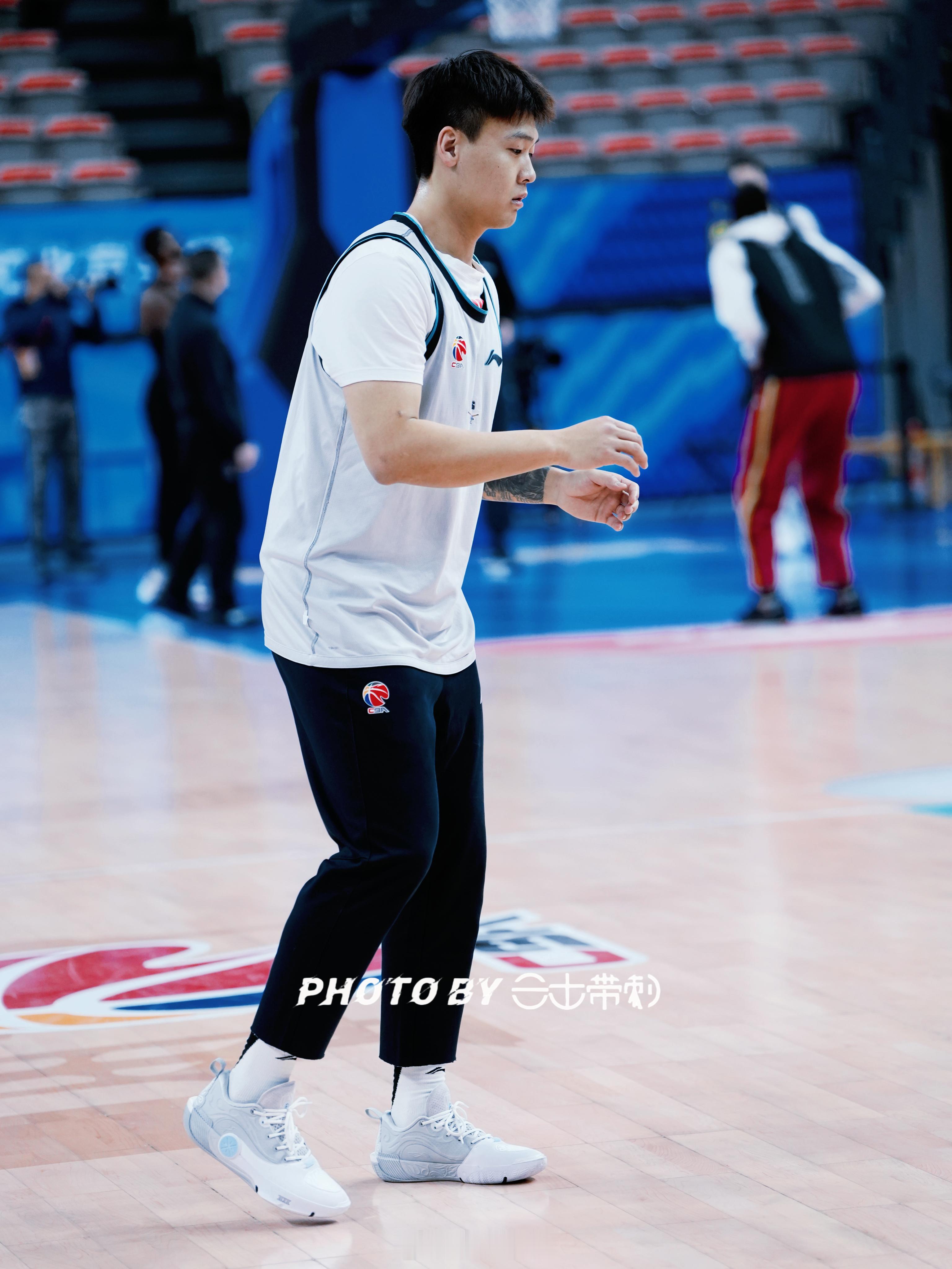 北京男篮vs青岛男篮赵睿 来一个思考睿踩场也换鞋了，换了双韦德12的dlo配色！