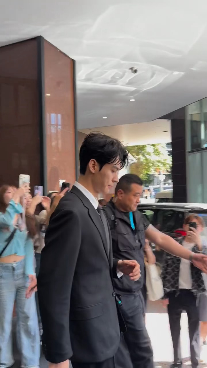 黑西装好啊黑西装妙🤤龚俊地球超新鲜黑西装路透