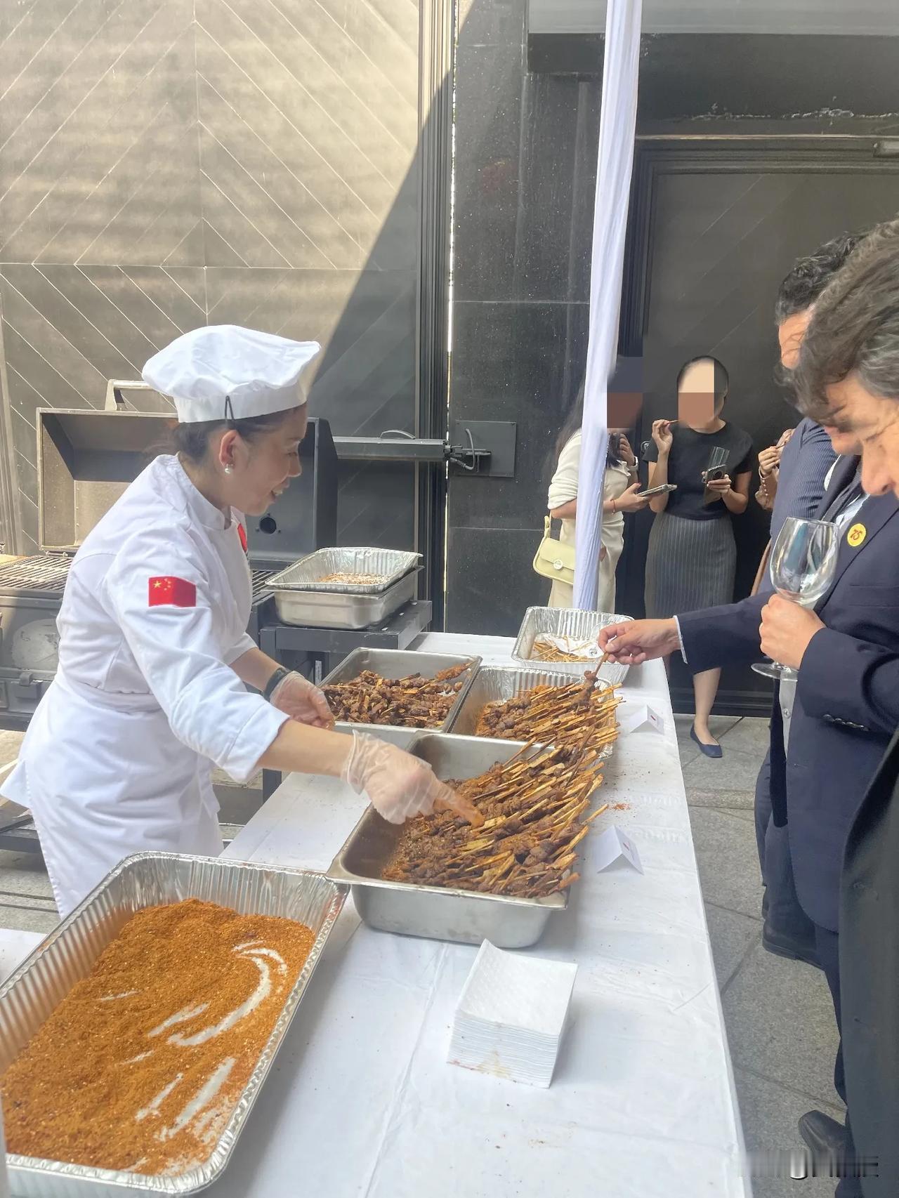 庆祝建国75周年
大使馆的招待会，拉近与各国的关系