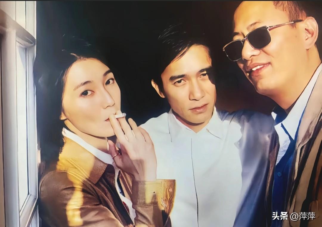 这张照片堪称华语影坛的“黄金三角”同框！画面中，王家卫墨镜遮面，掌控着独属于他的