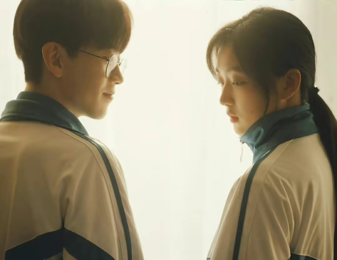 #孙千费启鸣早期校服照#谁的青春不迷茫，谁的青春不疯狂！每个人都会历经17岁青春