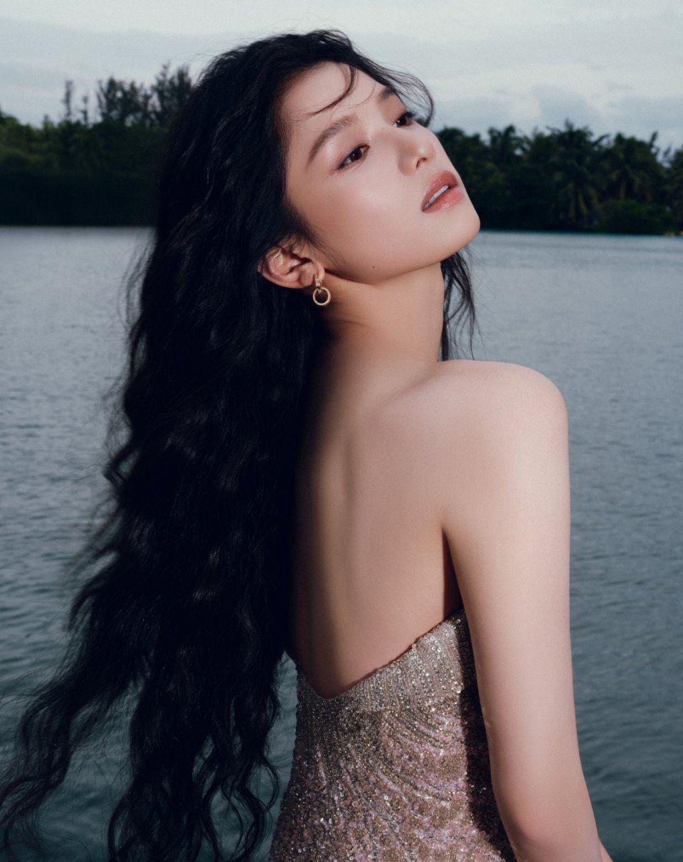 张婧仪红裙CCD张婧仪的红裙配CCD也太绝了！热烈的红裙衬得她肤白胜雪，自带柔焦