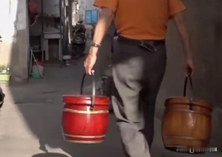 近日，随着最后14082户分散的"拎马桶"旧房改造工程提前竣工，上海市历时30余