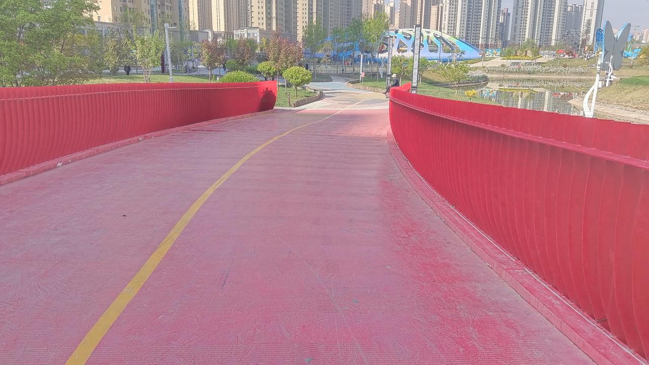 回想起昨天，那一天既充实又忙碌。清晨，我前往离家较远的菜市场采购食材。为了挑到新