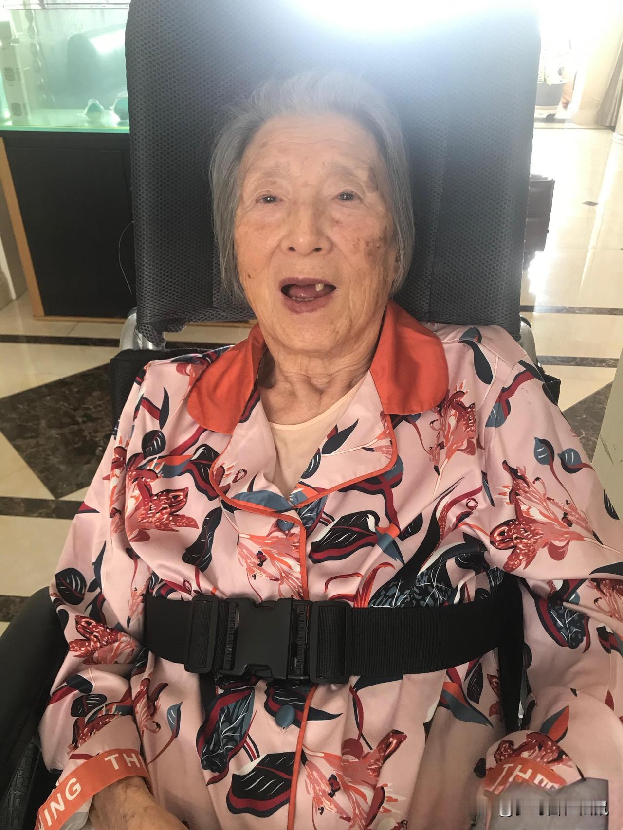 家人们百思不得其解！
患有严重老年痴呆的丈母娘，如今连自己的儿子女儿都不认得了，