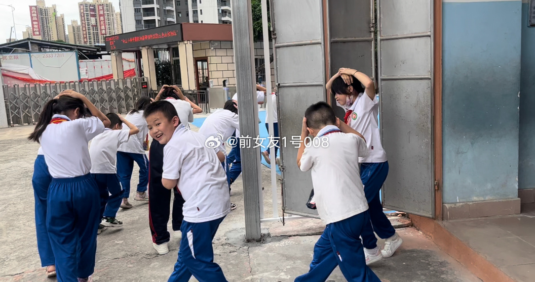 防震演练，这些个显眼包[泪][泪]都在笑 ​​​