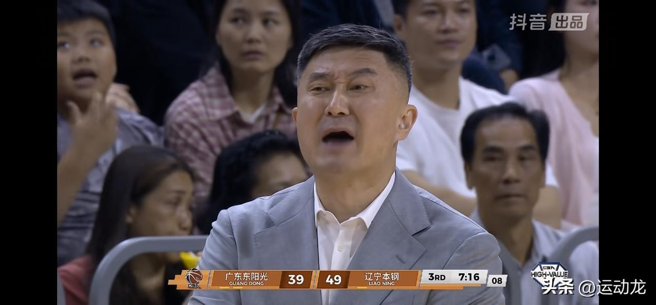 萨姆纳独木难支，广东队大势已去。
第三节结束，广东52:72落后20分，即使杜锋