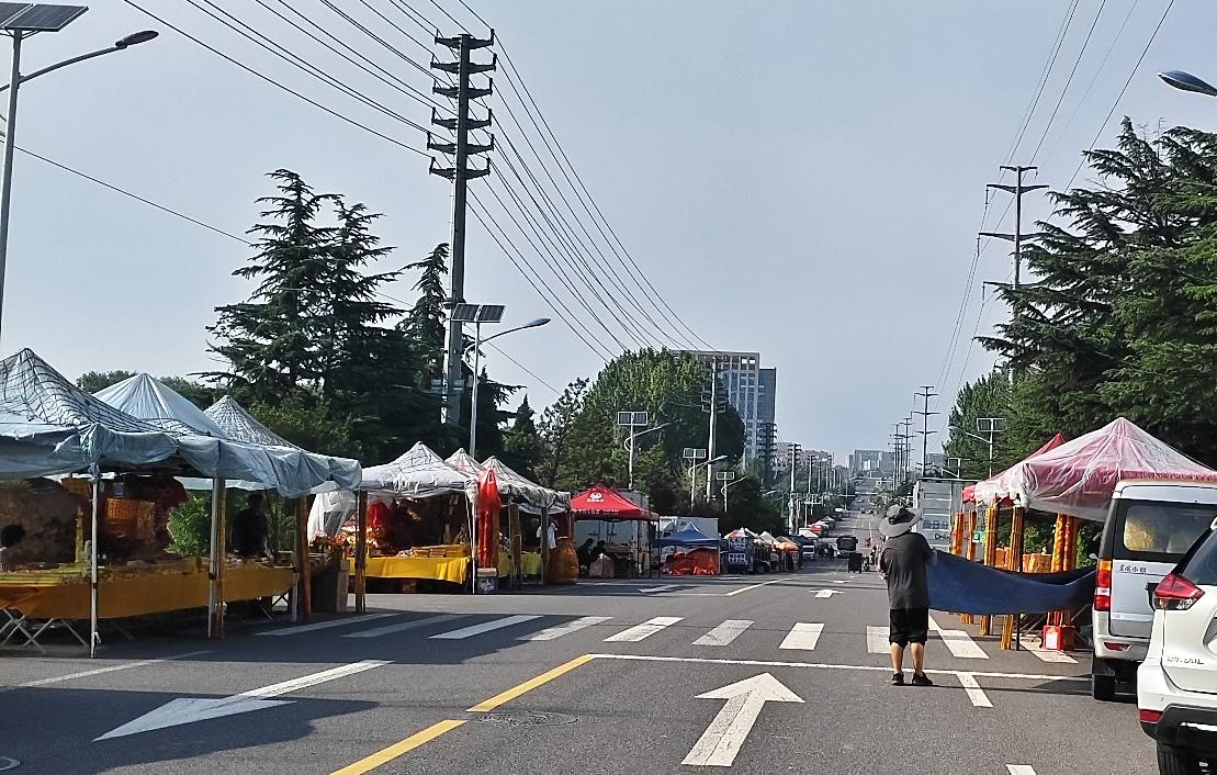 即墨区龙山街道天井山龙王庙庙会今天已经开始，庙会现场来了很多卖香火和卖小吃的，非