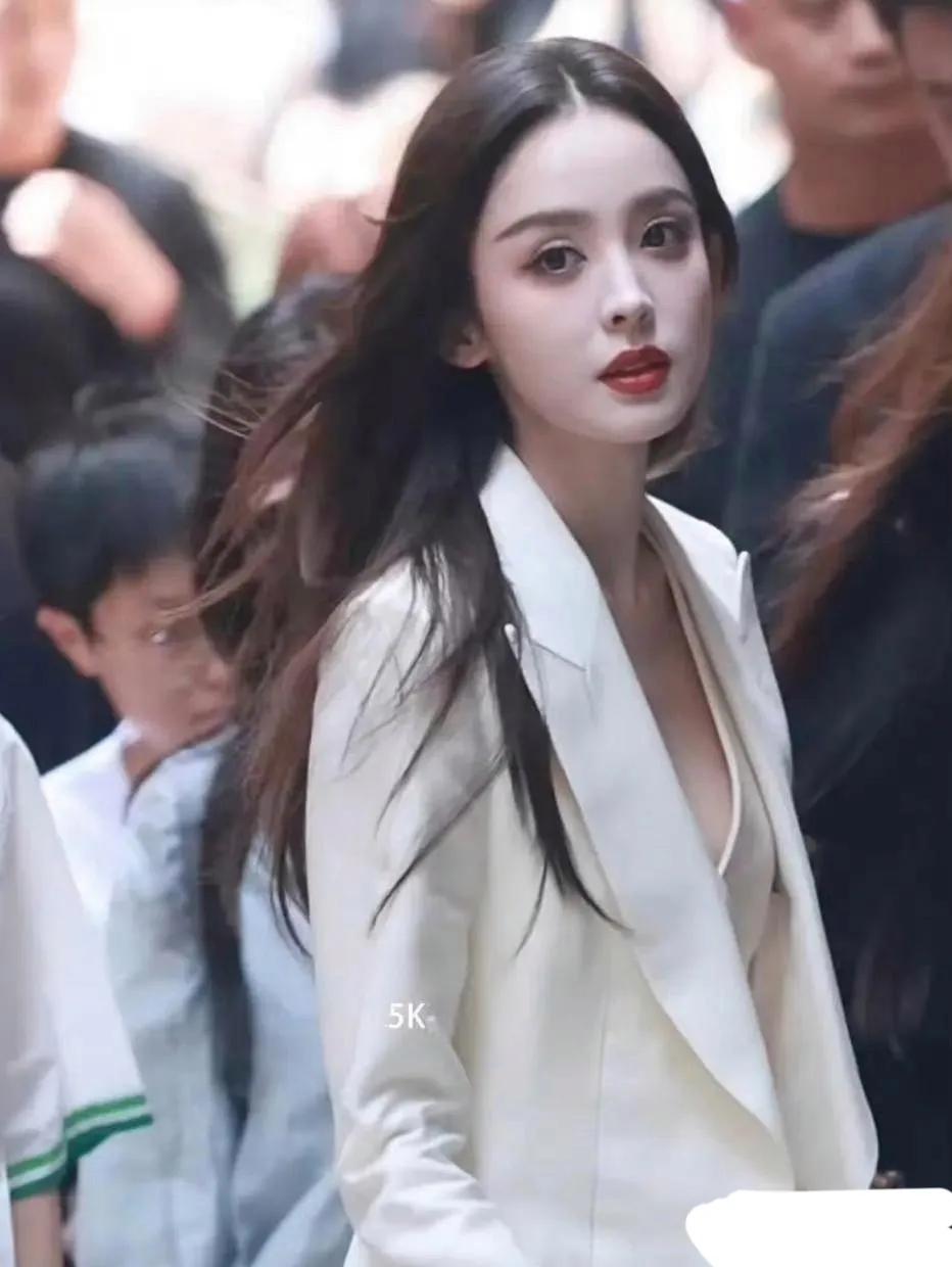 娜扎真美，活动照片超自然，比精修图还好看，真是又美又养眼。