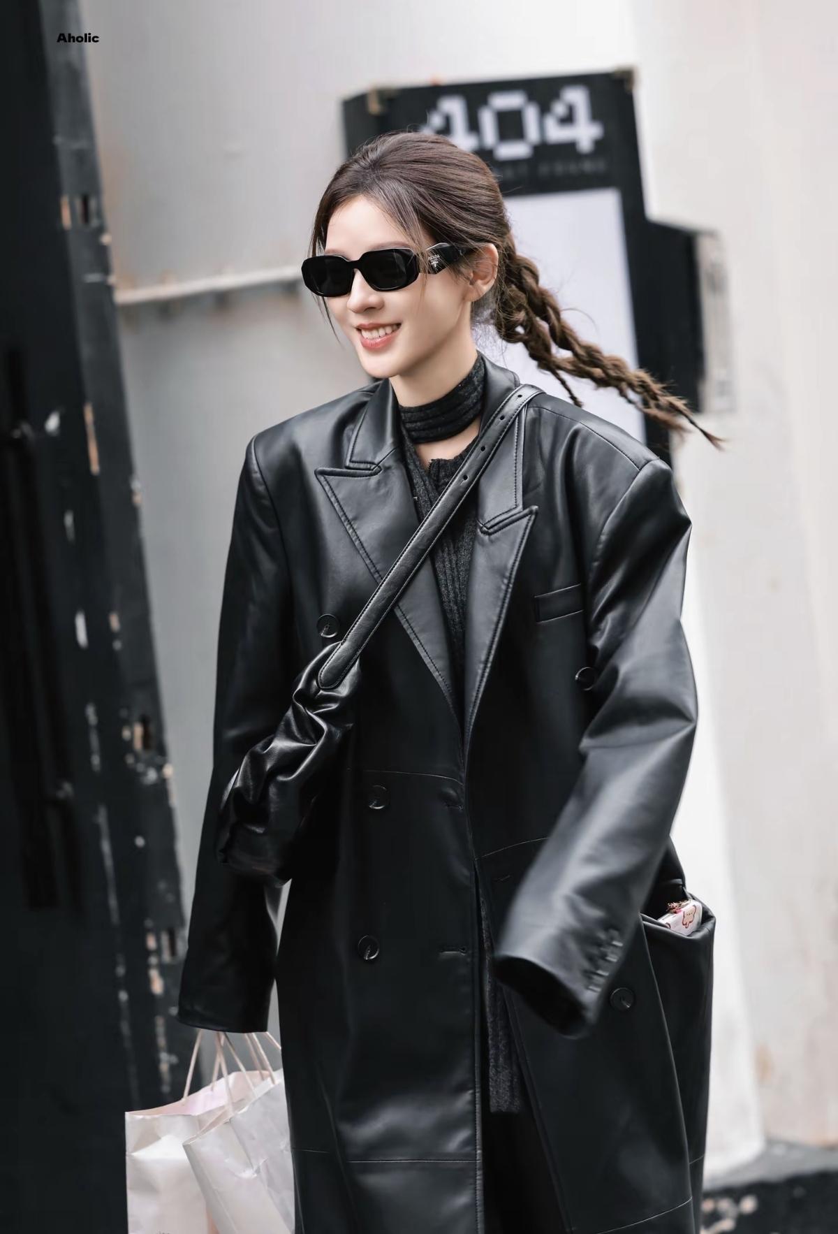 张予曦一身黑皮衣出街，清冷感与松弛感并存，美到犯规[赞][给力][比心]娱乐明星