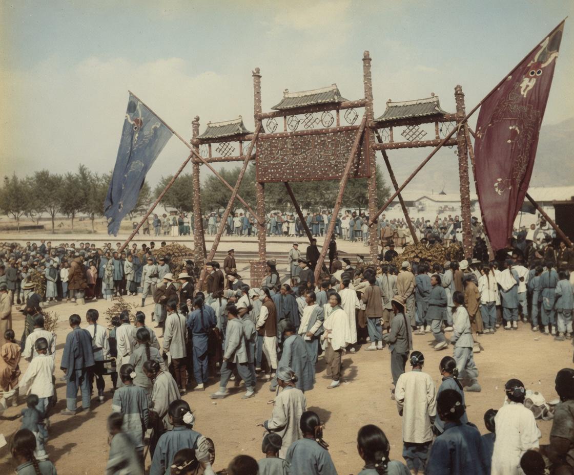 这张照片是1909年京张铁路竣工通车典礼，临时搭建的彩牌楼装饰繁复，两侧竖立的大
