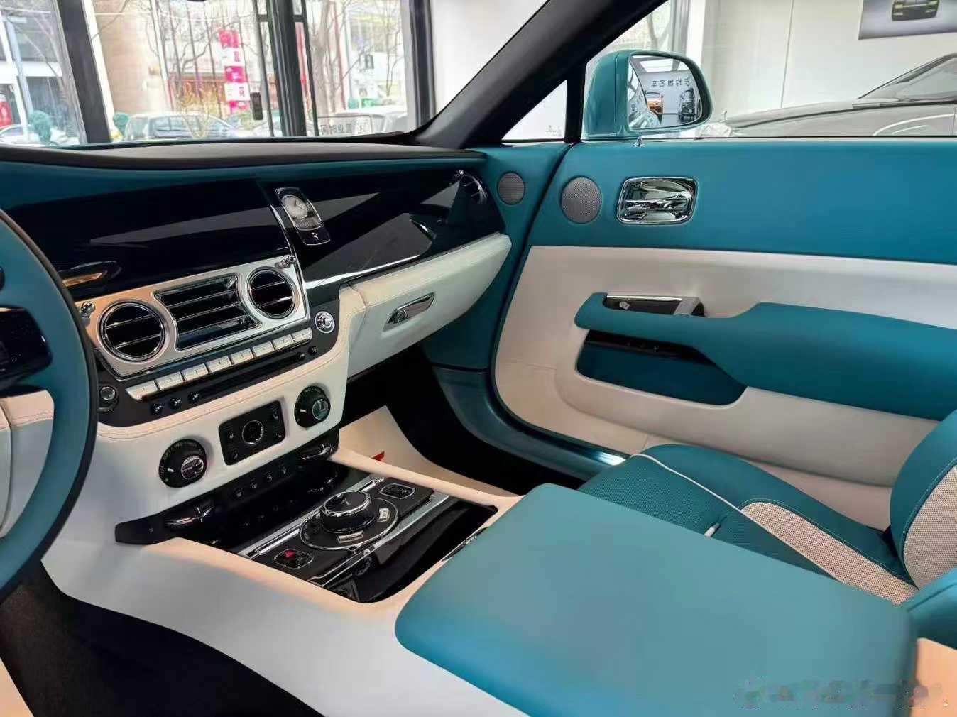 劳斯莱斯魅影，特殊配色与配置，全新车，刚上牌、200公里 