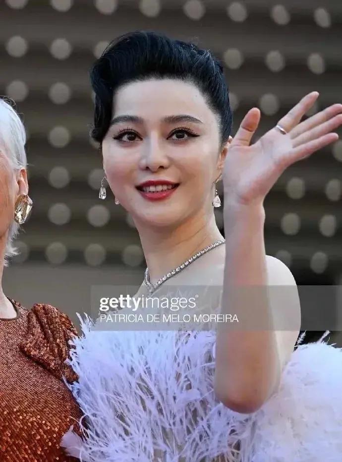 范美人不适合这种贴头皮的发型，显得脸好大，以前精致的瓜子脸，变成了大脸盘子。

