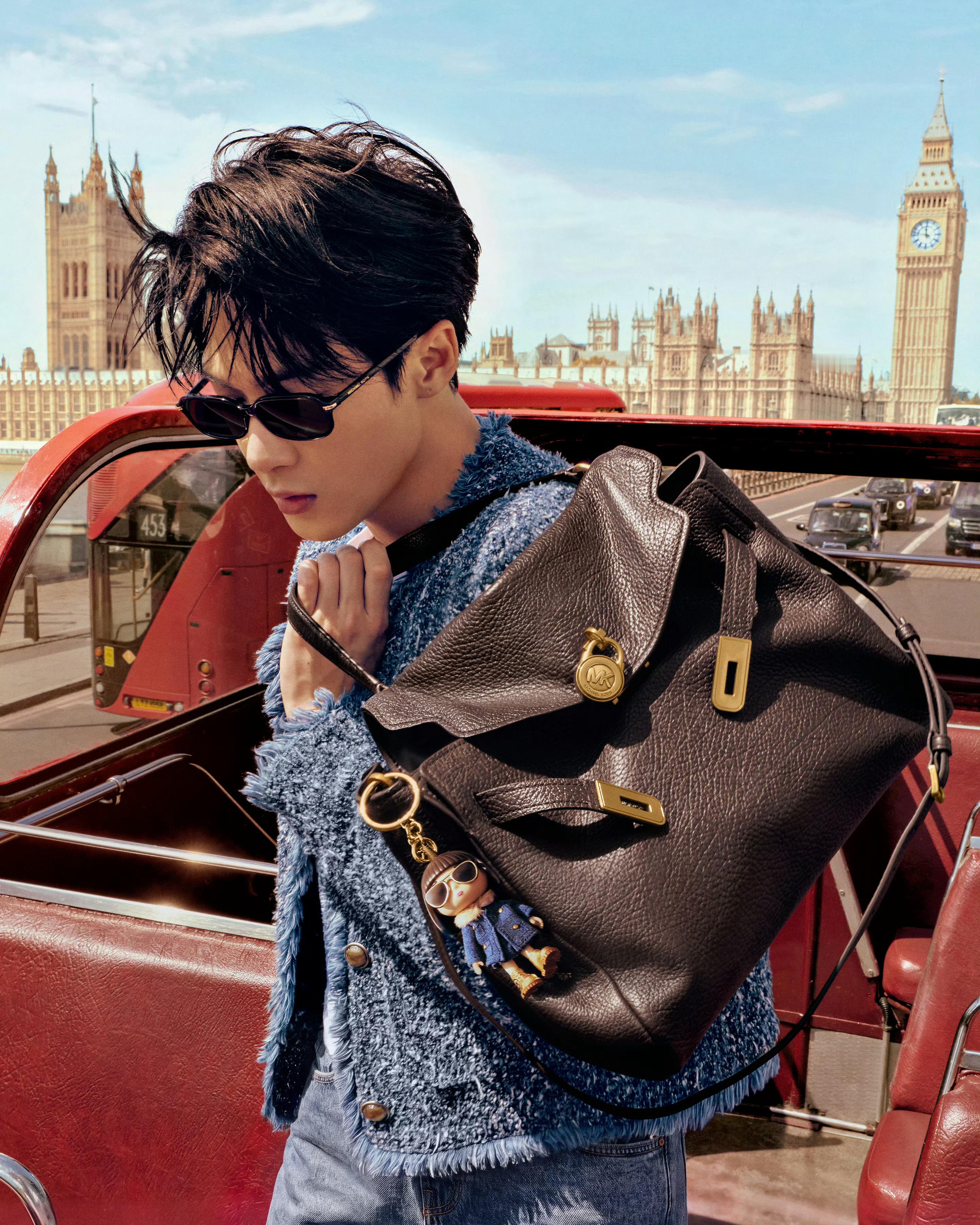 檀健次 in Michael Kors 📸  演绎秋冬系列成衣及手袋，漫步英伦
