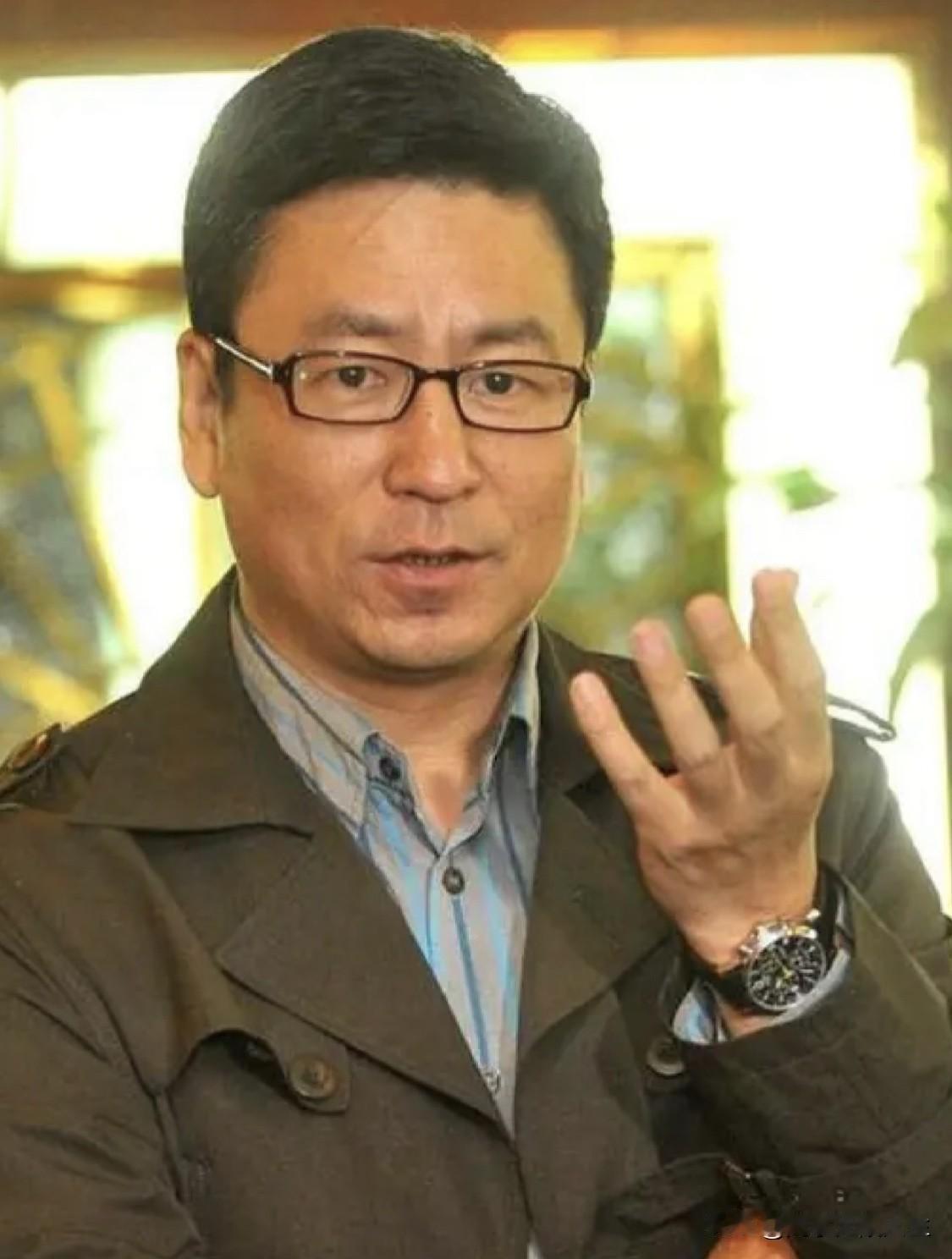 白岩松说：“没用的东西最贵，有用的东西都便宜。维持生命其实花不了几个钱，最致命的