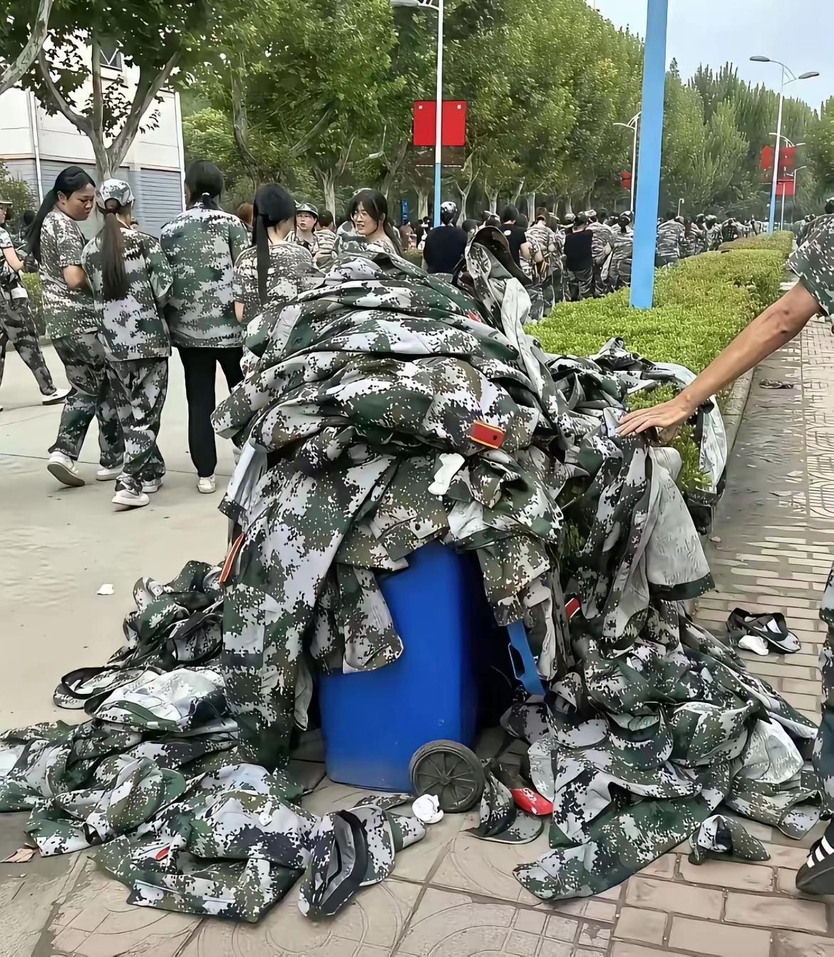 只穿几天的军训服有的学生用完，随手就扔掉了，不但是浪费和污染环境，还失去了军训的