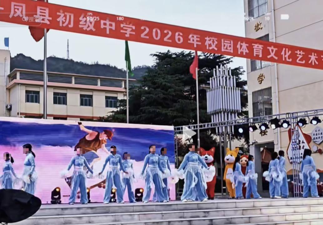 又一起学校演出后集体退演出服事件！
湖州的徐先生经营一家童装店铺，在4月初有20