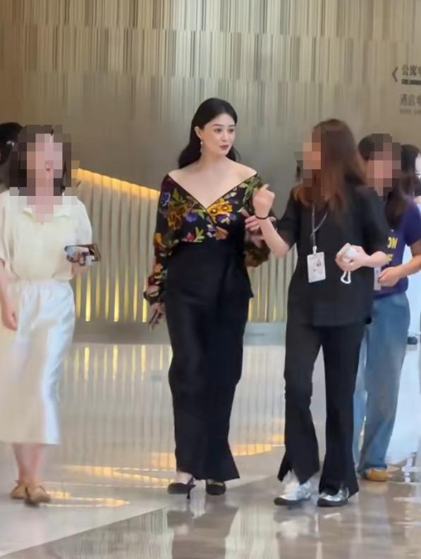 哇，华妃娘娘来了
她的这身穿搭可真有特色
性感又显高
充满了时尚感与松弛感
不失