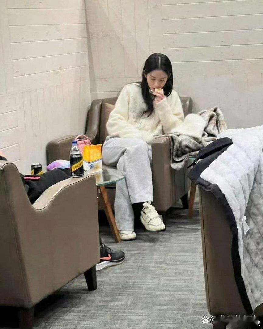 周也素颜竟然这么牛，吃小零食的样子好真实啊 ​​​